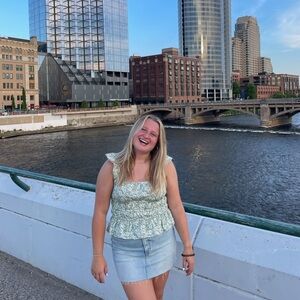 Meet your Posher, Lauren